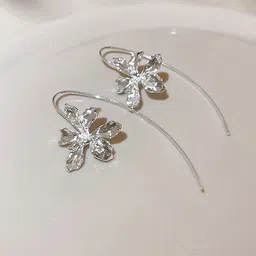 VAGHBHATT Silver-Plated Floral Shaped Drop Earrings image 5