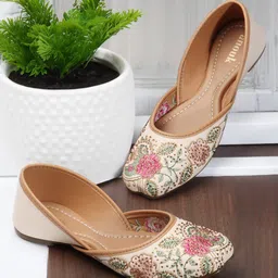 Anouk Embroidered Mojaris image 4