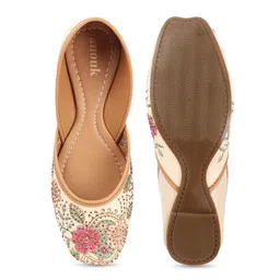 Anouk Embroidered Mojaris image 2