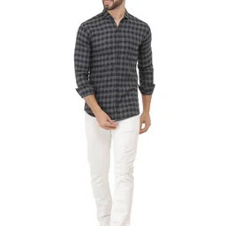 VED ELEGANT Men Checked Spread Collar Casual Shirt image 4