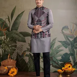 ODETTE Men Embroidered Kurta image 3