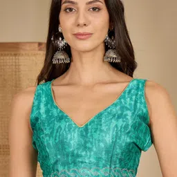 Sangria Floral Printed Saree With Blouse Piece image 4