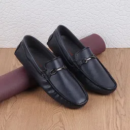 Mochi Men Textured Leather Driving Shoes image 1