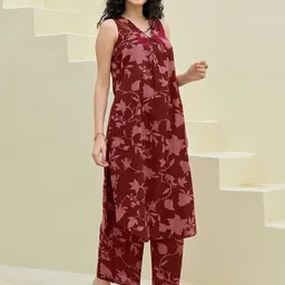 Skylee Pop Women Floral Printed Regular Kurta with Trousers image 2