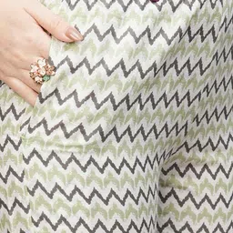 DIVASTRI Floral Printed Mandarin Collar Straight Kurta With Trousers image 2