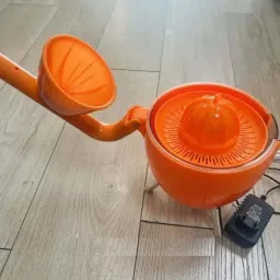 KRLZ Power Juicy Electric Citrus Press, 300W - 2 Cones for Large & Small Fruits - Automatic Squeezer - Non-Slip Feet – Retro Style image 2