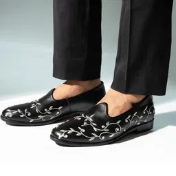 MONKSTORY Men Printed PU Mojaris image 4