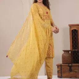 Span Floral Printed Notch Neck Pure Cotton Straight Kurta With Trousers & Dupatta image 3