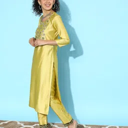 SheWill Women Floral Embroidered Regular Sequinned Kurta with Trousers & With Dupatta image 4