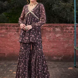 Shae by SASSAFRAS Women Printed Kurta Set-image-54