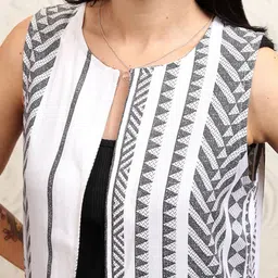 Vishudh Women Printed Shrug image 3