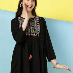 BAESD Floral Embroidered Top-picture-26