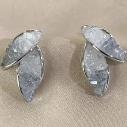 Estailo fashion Leaf Shaped Studs image 3