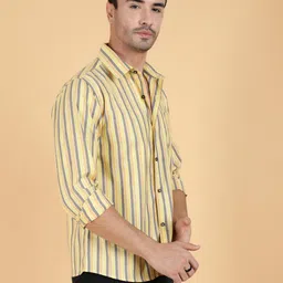 Kotty Men Relaxed Spread Collar Graphic Printed Casual Shirt image 2