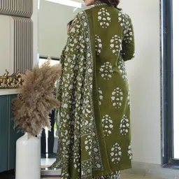 PARTHVI Floral Printed V-Neck Pure Cotton Anarkali Kurta With Trousers & Dupatta image 5