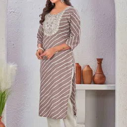 Tankori Women Leheriya Embroidered Regular Thread Work Kurta with Trousers image 2