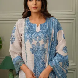 House of Pataudi Floral Printed Notch Neck Pure Silk Kurta With Trouser & Dupatta-picture-10