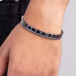 The Pari Men Silver-Plated Kada Bracelet image 3