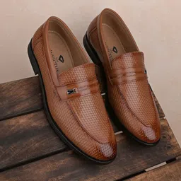 INVICTUS Men Textured Formal Loafers-picture-19