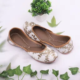heer Women's Ethnic Footwear Mojari/Punjabi Jutti (Wed Bell) Jutis For Women image 4