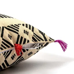 Contrast Living Black & Cream-Coloured 5 Pieces Geometric Cotton Square Cushion Covers image 2