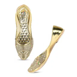 DESI COLOUR Women Gold-Toned Embellished Leather Ethnic Mojaris Flats-image-11