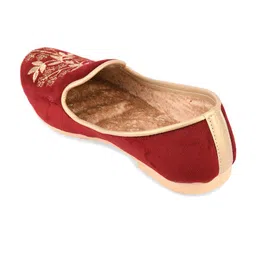 DESI COLOUR Men Embroidered Velvet Mojaris image 2