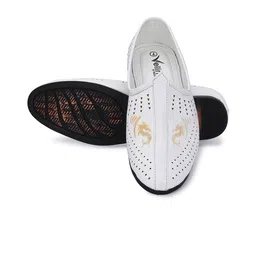 Vellinto Men Colourblocked Slip-On Sneakers image 4