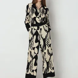 Vero Moda Women Abstract Printed Straight Fit High-Rise Parallel Trousers image 3