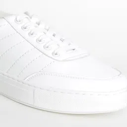 HIGHLANDER Men White Solid Sneakers image 5