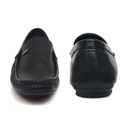 Zoom Shoes Men Textured Lightweight Leather Loafers image 3