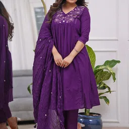 Navlik Women Floral Embroidered Kurta with Trousers & Dupatta image 5