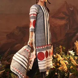 Ishin Women Geometric Printed Cotton Kurta with Trousers & Dupatta image 5