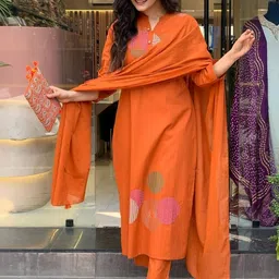 Suha Women Embroidered Regular Thread Work Kurta with Trousers & With Dupatta image 5