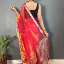 FLOURIOUS Tie and Dyed Zari Organza Saree With Unstitched Blouse Piece image 5