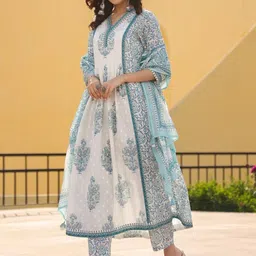 Ishin Women Floral Printed Kurta with Trousers & Dupatta image 4