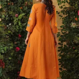 ZAIERRA Women Floral Embroidered Panelled Thread Work Chanderi Cotton Kurta with Trousers & With Dupatta image 3