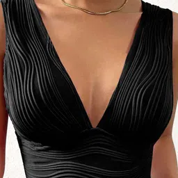 Stylecast X Slyck Black V-Neck Crop Top-picture-37