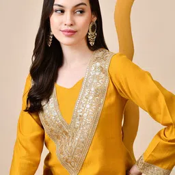 Myshka Women Embroidered Regular Patchwork Kurta with Trousers image 2