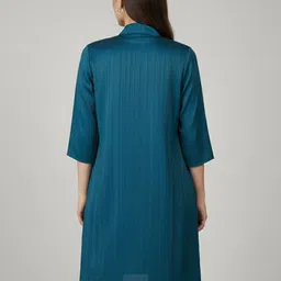 Qurvii Three-Quarter Sleeves Silk Open Front Longline Shrug image 3
