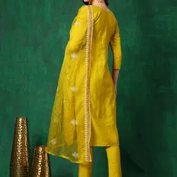 Berrylicious Women Floral Embroidered Regular Thread Work Chanderi Cotton Kurta with Trousers & With Dupatta image 4