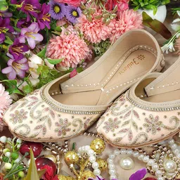 Fulkari Women Embellished Ethnic Mojaris Flats image 5