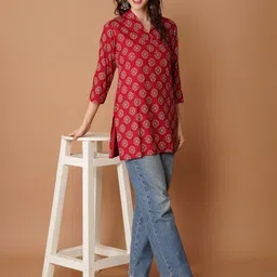 Ruvii Women Floral Printed Daily A-Line Kurta image 2