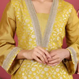 Varanga Floral Woven Design Sequinned Jacquard Kurta With Trouser & Dupatta image 2