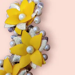 VAGHBHATT Floral Embellished Hair Accessory Set image 2