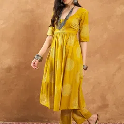 InWeave Women Ethnic Motifs Printed U-Neck Pure Cotton Kurta With Trousers Kurta Sets image 4