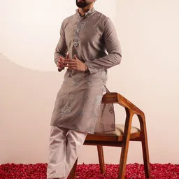 SOJANYA Men Embroidered Mirror Work Kurta image 2