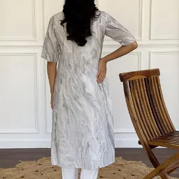 Aasira Women Printed Regular Pure Cotton Kurta with Trousers image 4