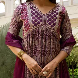Navlik Women Floral Printed Kurta with Trousers & Dupatta image 2