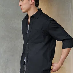 Bewakoof Men Solid Spread Collar Casual Shirt image 2